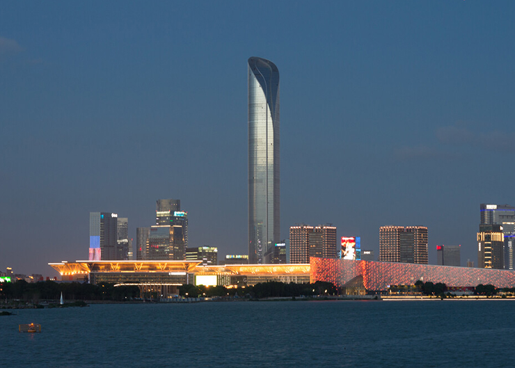 蘇州國(guó)金中心，頂升力4×400T，樓高450米